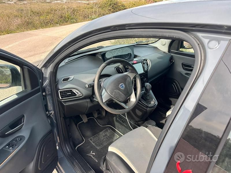Usata Lancia Ypsilon 85 CV (62 kW) 2014 Grigio Utilitaria