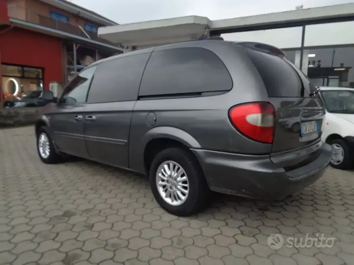 Usata Chrysler Voyager 143 CV (105 kW) 2005 Grigio Monovolume