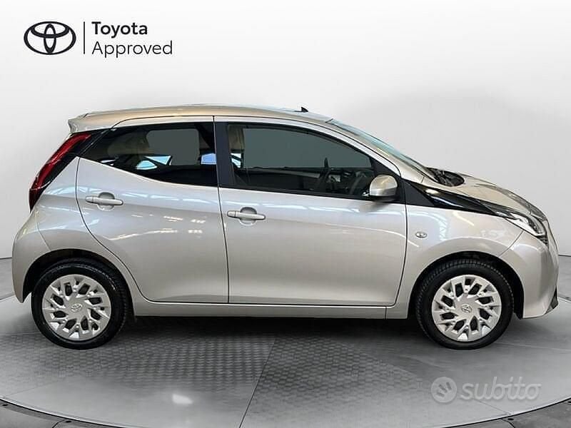 Usata Toyota Aygo Connect Style 72 CV (52 kW) 2020 Grigio Utilitaria
