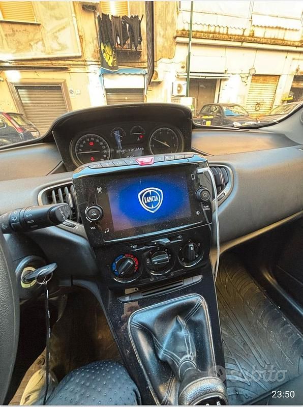 Nero Usata 2016 Lancia Ypsilon Due volumi | 6000 € (Ottimo prezzo) - Immagine 1/4