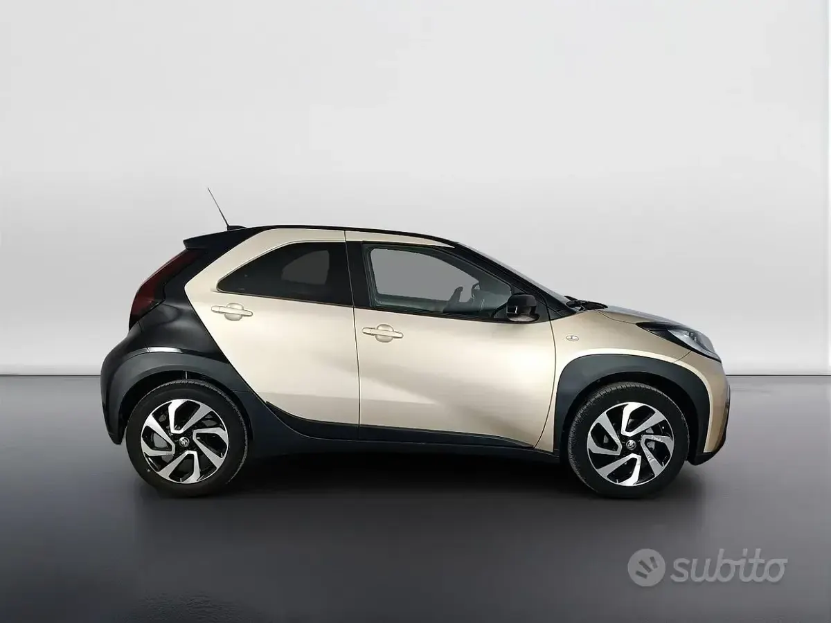 Usata Toyota Aygo X Trend 72 CV (52 kW) 2024 Beige SUV