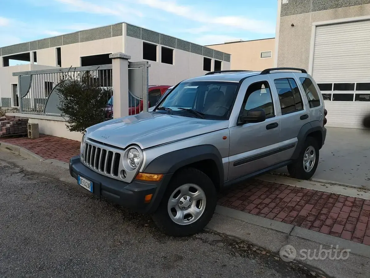 Usata Jeep Cherokee Sport 163 CV (119 kW) 2006 Grigio SUV