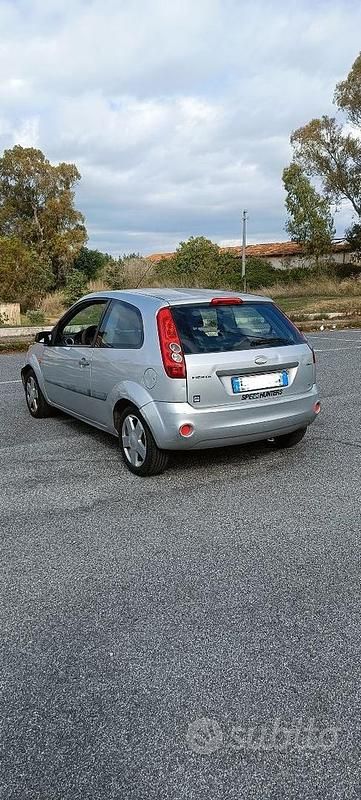 Usata Ford Fiesta 2006 Grigio Berlina