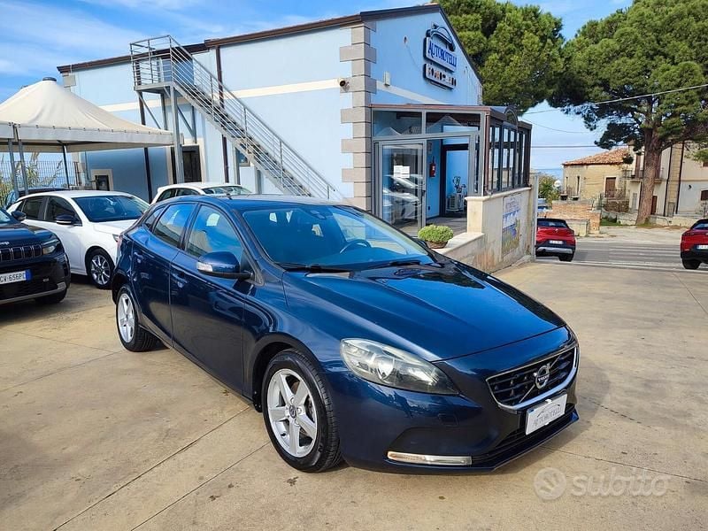 Blu Usata 2015 Volvo V40 Kinetic Tre volumi | 9490 € (Buon prezzo) - Immagine 1/4