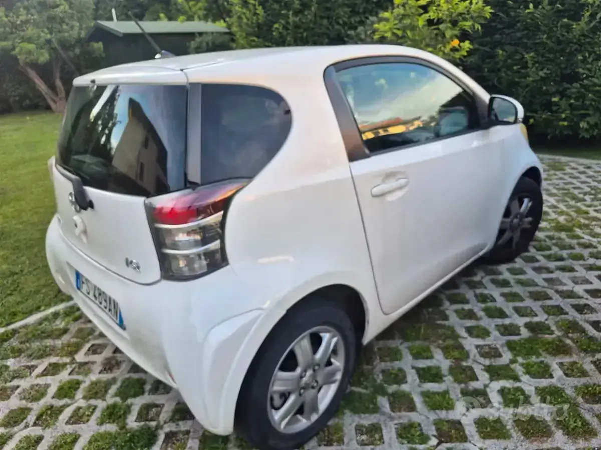 Usata Toyota iQ 68 CV (50 kW) 2009 Bianco Utilitaria