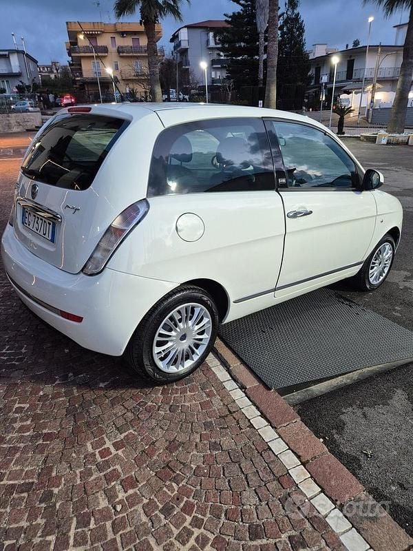 Usata Lancia Ypsilon 75 CV (55 kW) 2011 Bianco Utilitaria