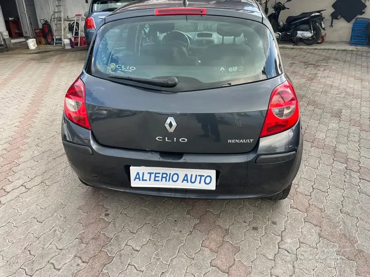 Usata Renault Clio II 68 CV (50 kW) 2006 Grigio Berlina