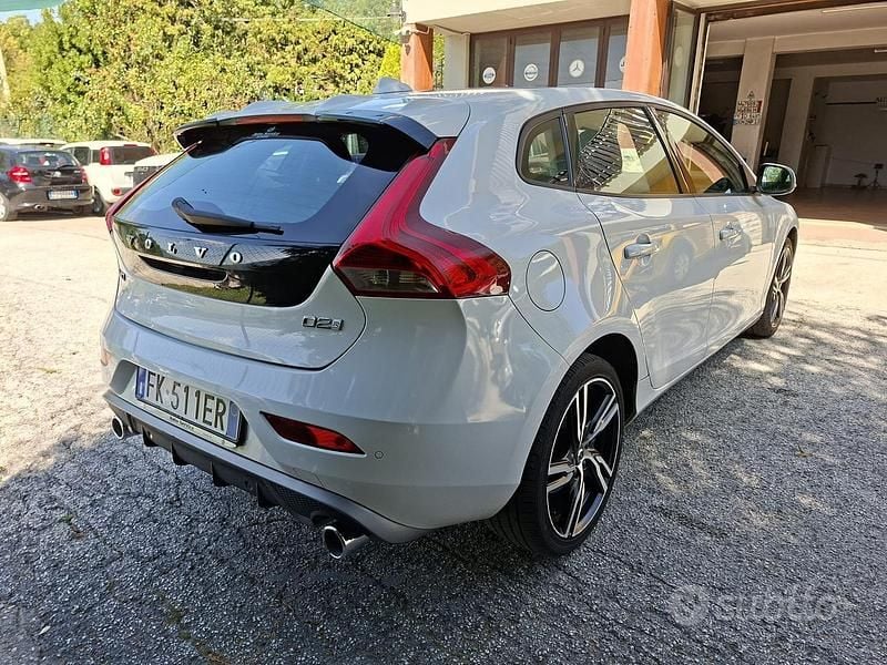 Usata Volvo V40 R-Design Momentum 120 CV (88 kW) 2017 Bianco Berlina