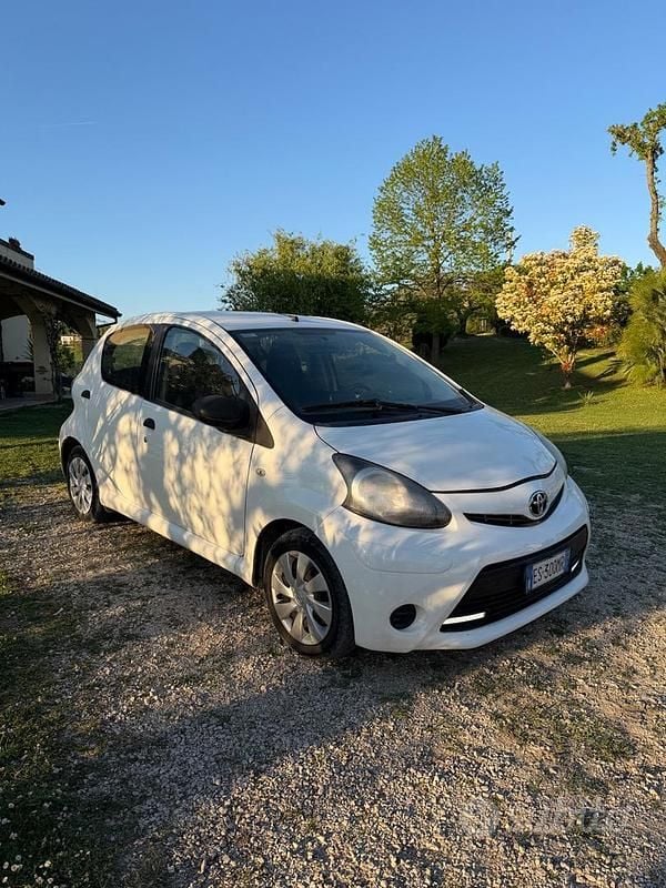 Usata Toyota Aygo Connect Style 67 CV (49 kW) 2014 Bianco Utilitaria