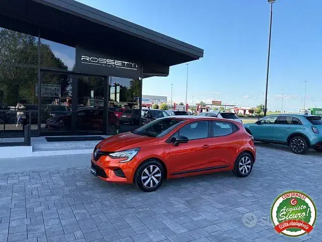 Begagnad Renault Clio V Equilibre 67 HK (49 kW) 2023 Orange Sedan