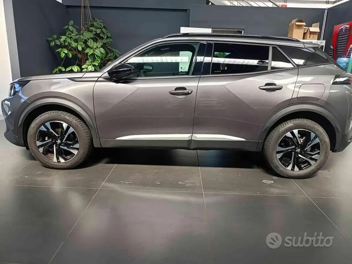 Usata Peugeot 2008 Allure 101 CV (74 kW) 2023 Grigio SUV