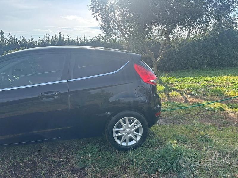 Usata Ford Fiesta 68 CV (50 kW) 2008 Nero Utilitaria