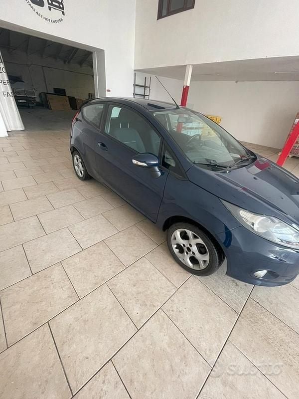 Usata Ford Fiesta 75 CV (55 kW) 2012 Blu Utilitaria