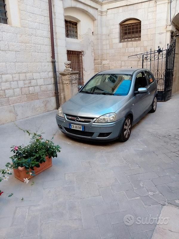 Usata Opel Corsa 69 CV (50 kW) 2005 Grigio Berlina