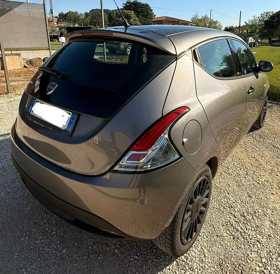 Usata Lancia Ypsilon 69 CV (50 kW) 2019 Grigio Utilitaria