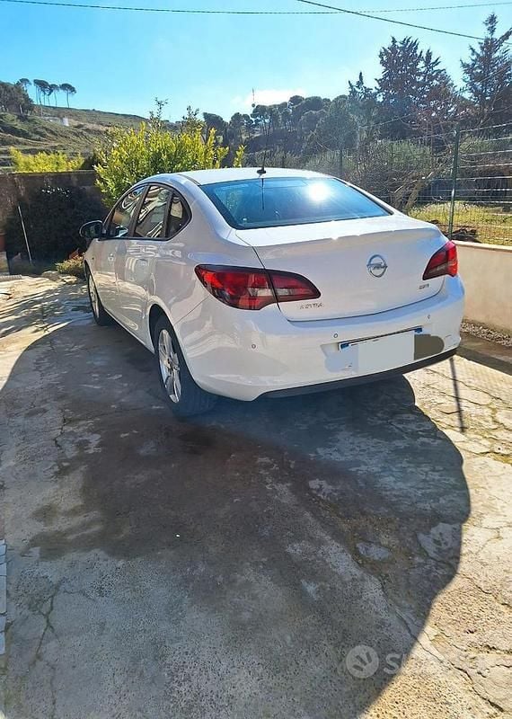 Usata Opel Astra Cosmo 110 CV (80 kW) 2013 Bianco Berlina