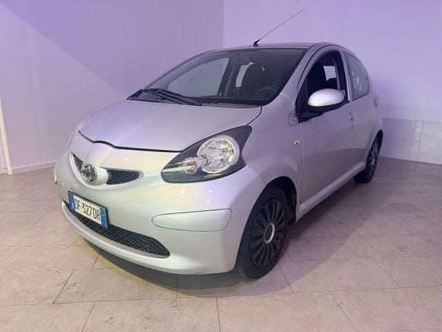 Usata Toyota Aygo Sol 72 CV (52 kW) 2006 Argento Utilitaria