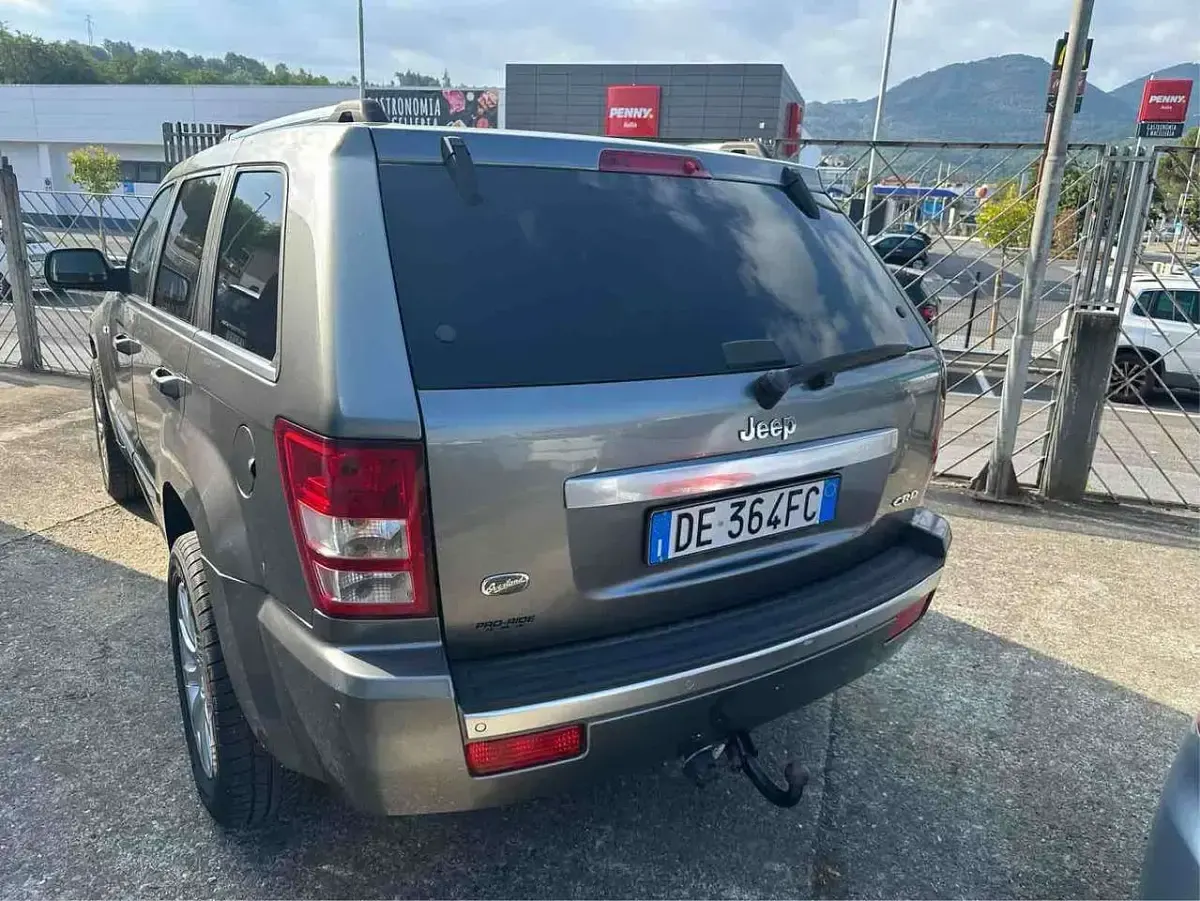 Usata Jeep Grand Cherokee Overland 218 CV (160 kW) 2007 Grigio SUV