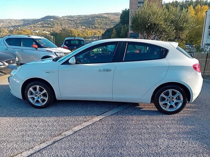 Usata Alfa Romeo Giulietta Distinctive 105 CV (77 kW) 2012 Bianco Utilitaria