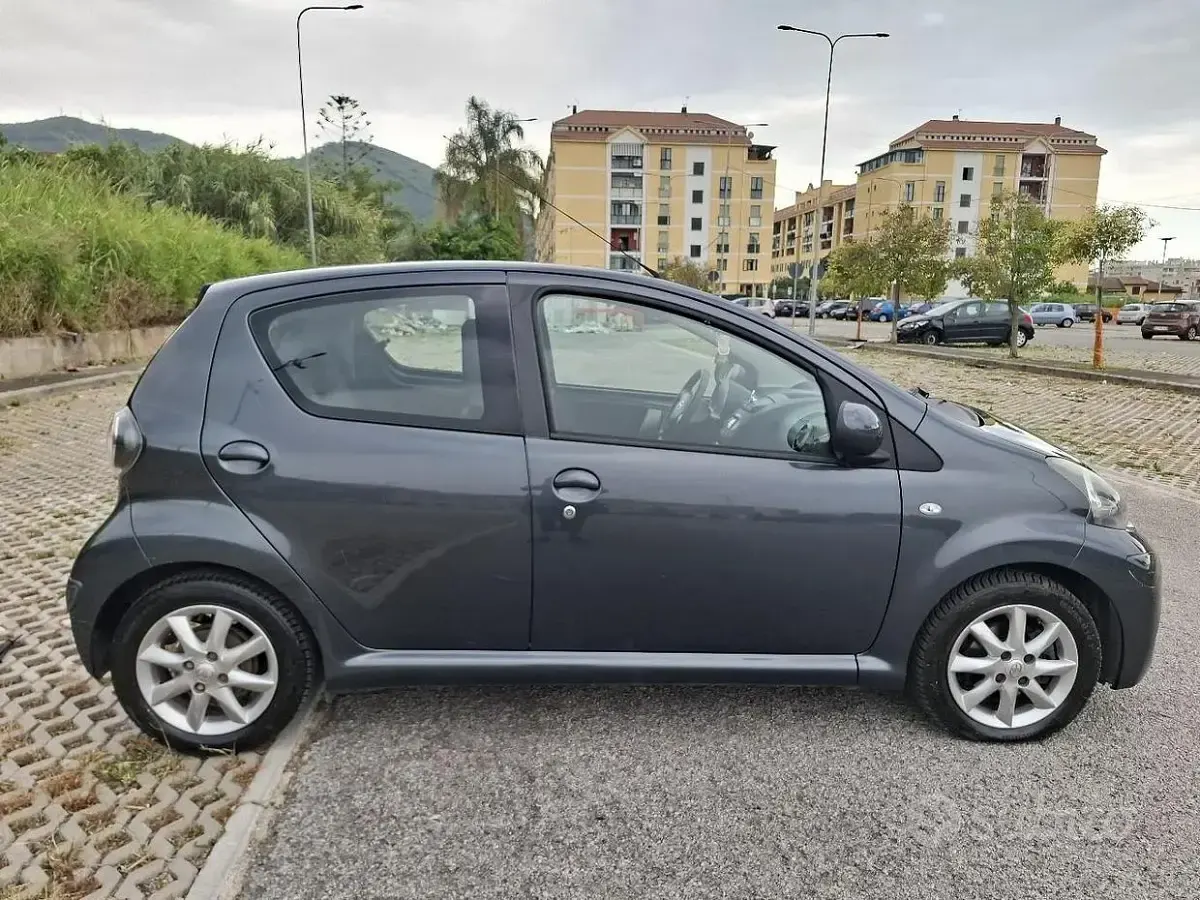 Usata Toyota Aygo 68 CV (50 kW) 2013 Grigio Utilitaria