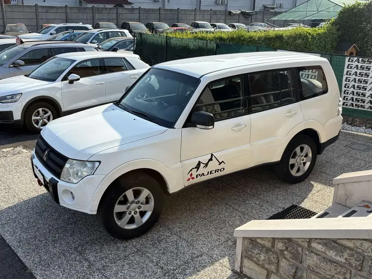 Usata Mitsubishi Pajero Intense 160 CV (117 kW) 2007 Bianco SUV