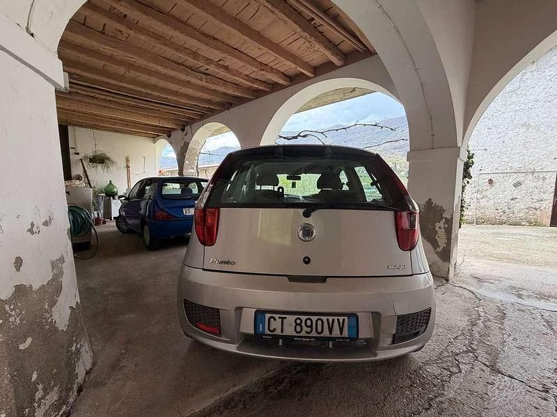 Usata Fiat Punto 69 CV (50 kW) 2005 Grigio Utilitaria