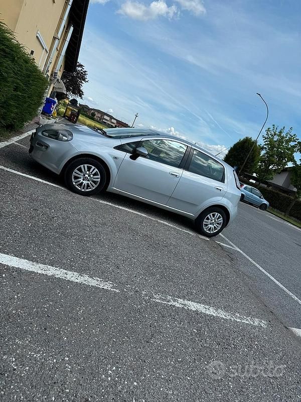 Grigio Usata 2014 Fiat Punto Lounge Due volumi | 5000 € (Buon prezzo) - Immagine 1/4