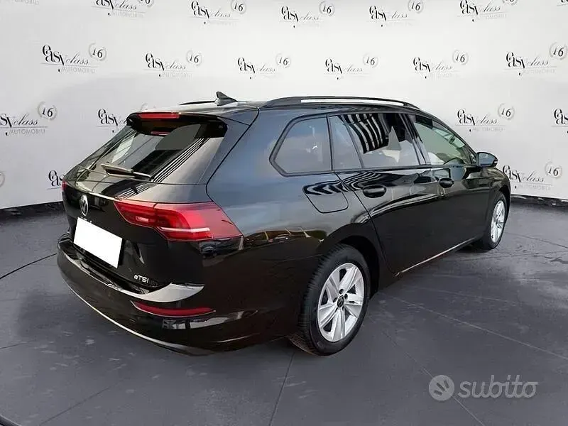 Käytetty VW Golf VIII Life 116 HP (85 kW) 2025 Musta Farmari