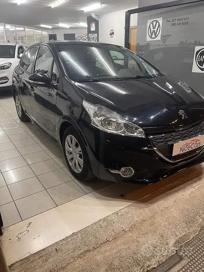 Usata Peugeot 208 Active 68 CV (50 kW) 2014 Nero Utilitaria
