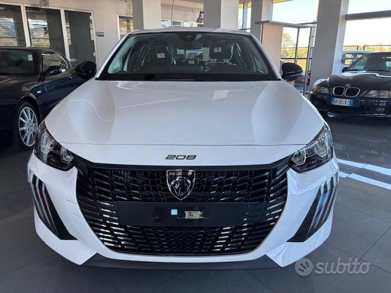 Bianco Nuova 2025 Peugeot 208 Style Due volumi | 19.900 € (Buon prezzo) - Immagine 1/4