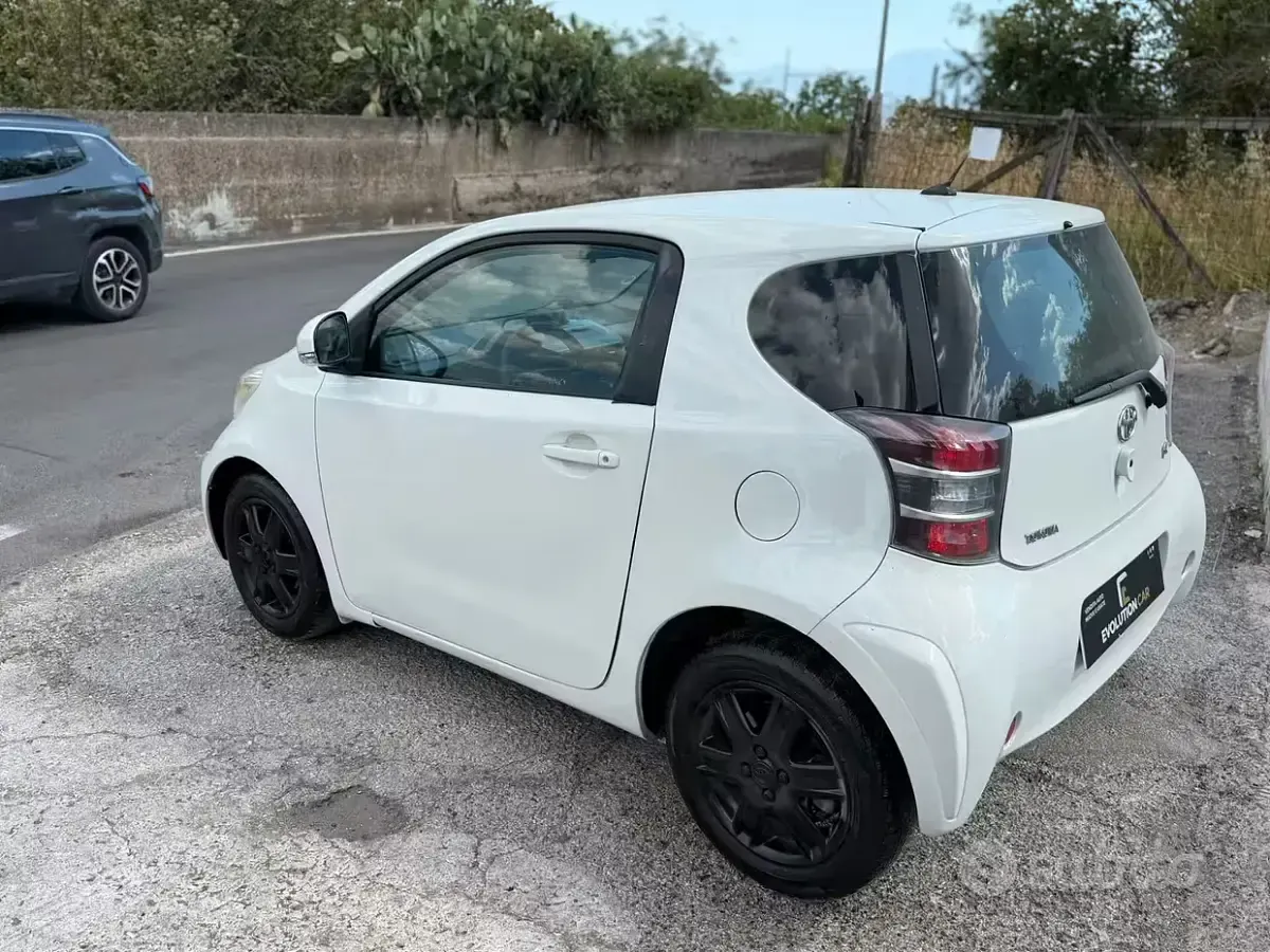 Usata Toyota iQ 68 CV (50 kW) 2009 Bianco Utilitaria