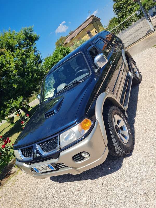 Blu/azzurro Usata 2007 Mitsubishi Pajero Invite SUV | 12.000 € - Immagine 1/4