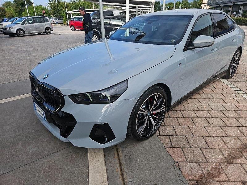 Usata BMW 520 M Sport 197 CV (144 kW) 2024 Grigio pastello Berlina