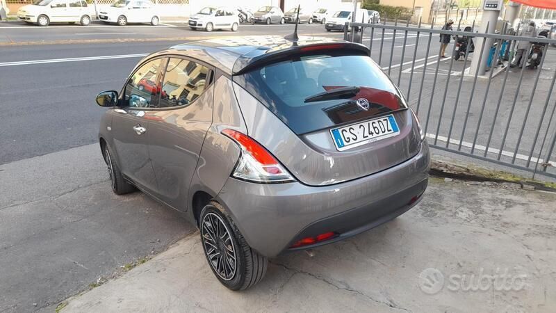 Usata Lancia Ypsilon Gold 69 CV (50 kW) 2023 Grigio Utilitaria