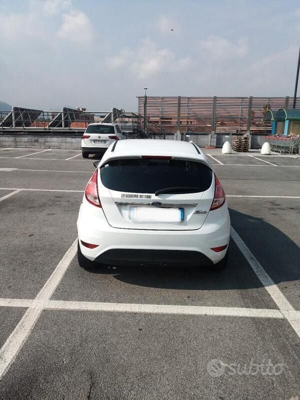 Usata Ford Fiesta 90 CV (66 kW) 2015 Bianco Utilitaria