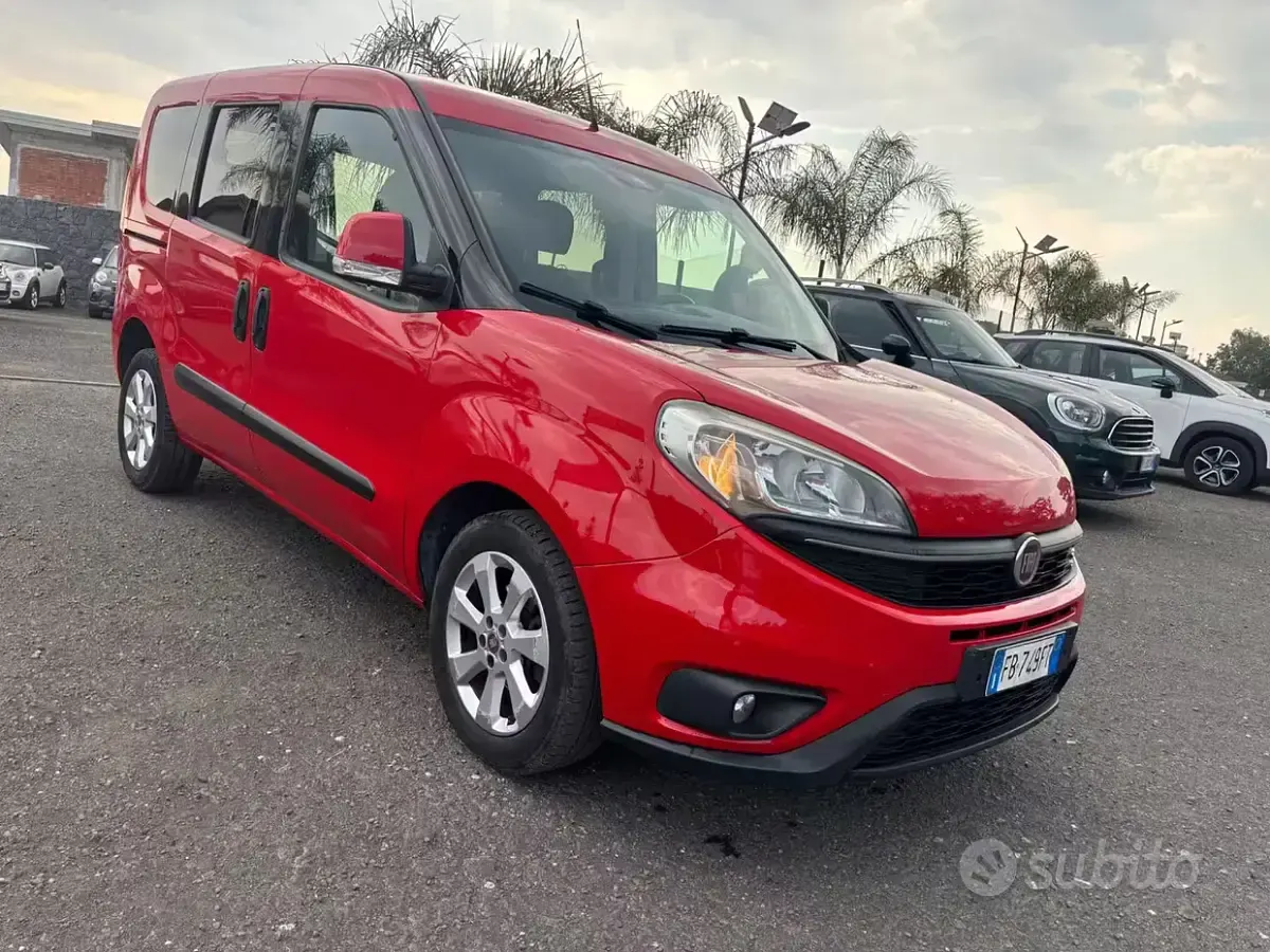 Usata Fiat Doblò Lounge 95 CV (69 kW) 2015 Rosso Monovolume