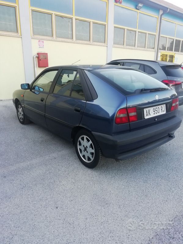 Usata Lancia Delta 75 CV (55 kW) 1996 Blu Utilitaria
