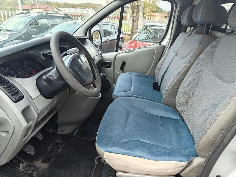 Usata Renault Trafic 101 CV (74 kW) 2002 Gray Monovolume