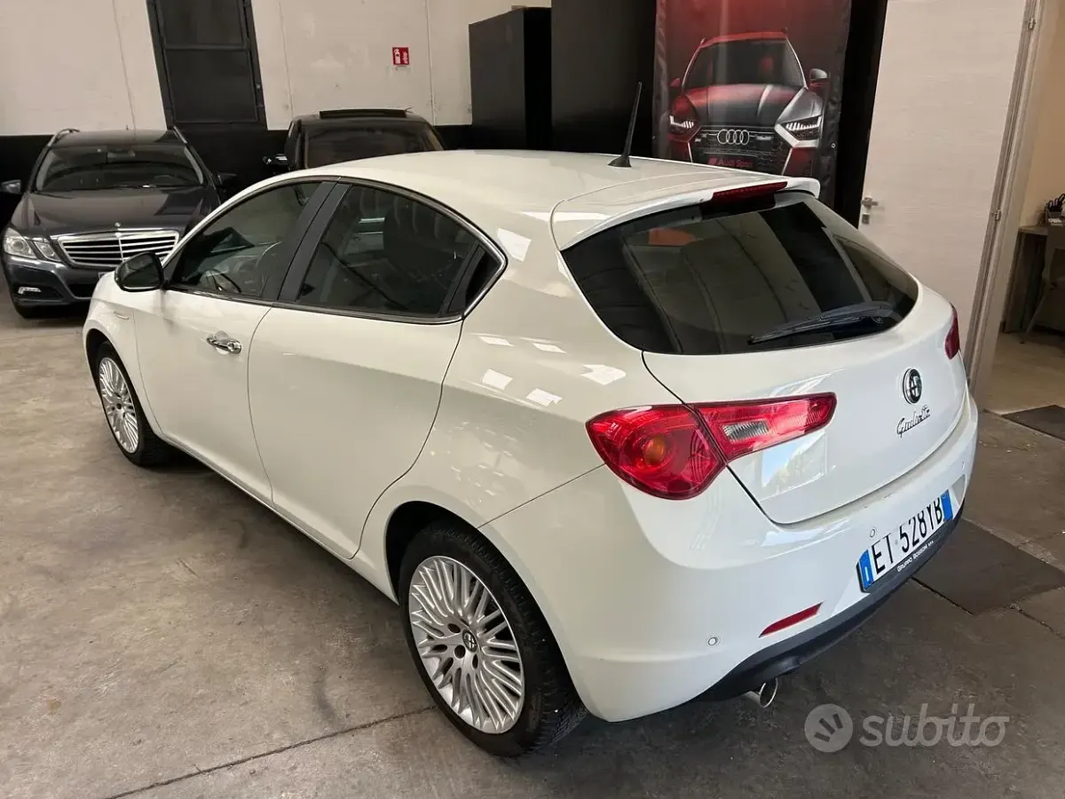 Usata Alfa Romeo Giulietta Distinctive 105 CV (77 kW) 2014 Bianco Utilitaria