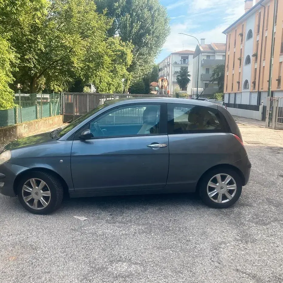 Usata Lancia Ypsilon 95 CV (69 kW) 2004 Grigio Utilitaria
