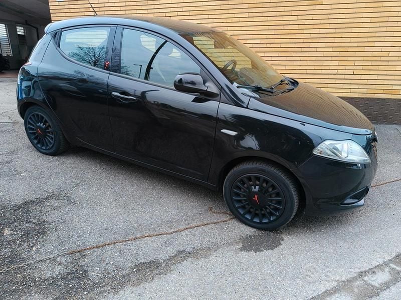 Usata Lancia Ypsilon 69 CV (50 kW) 2015 Nero Utilitaria