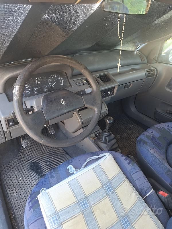 Usata Renault Clio 58 CV (42 kW) 1996 Verde Utilitaria