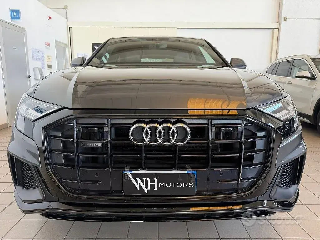 Usata Audi Q8 S-Line 286 CV (210 kW) 2020 Grigio scuro SUV