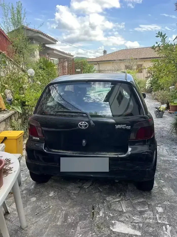 Usata Toyota Yaris 75 CV (55 kW) 2002 Nero Berlina