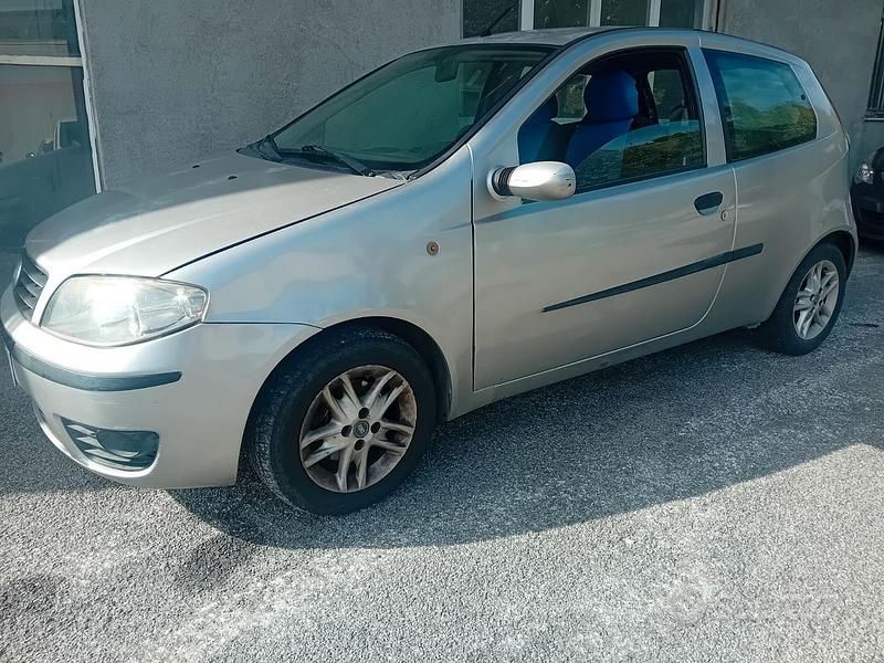 Usata Fiat Punto 80 CV (58 kW) 2003 Utilitaria