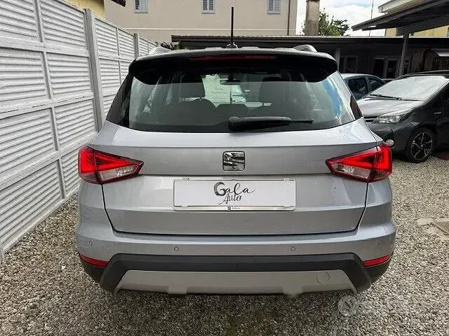 Usado Seat Arona Xperience 110 CV (80 kW) 2021 Gris SUV