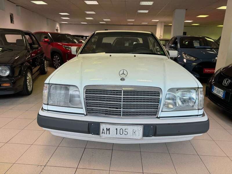 Usata Mercedes E200 118 CV (86 kW) 1992 Bianco Coupé