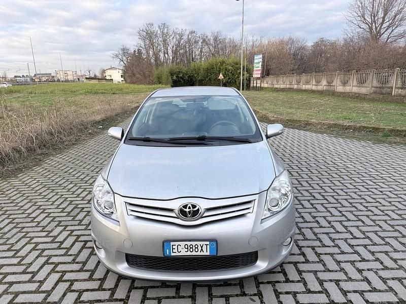 Usata Toyota Auris Sol 99 CV (72 kW) 2010 Argento Utilitaria