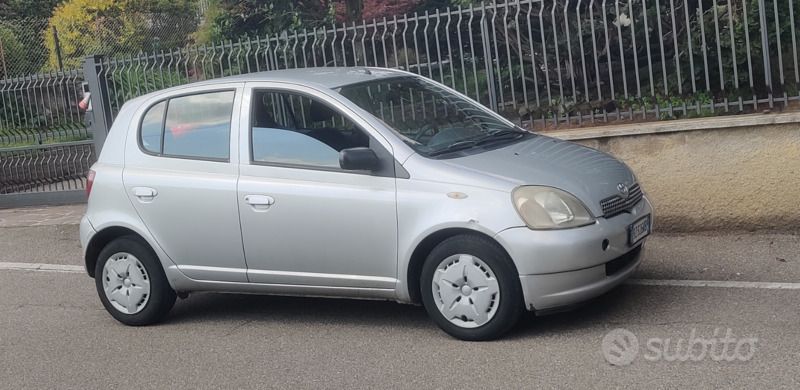Usata Toyota Yaris 2002 Grigio Utilitaria