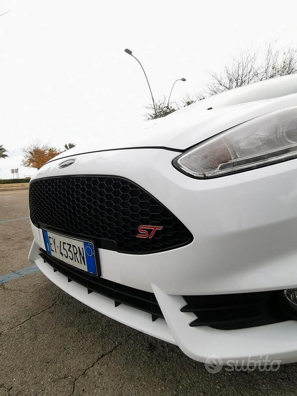 Usata Ford Fiesta ST 182 CV (133 kW) 2015 Bianco Berlina